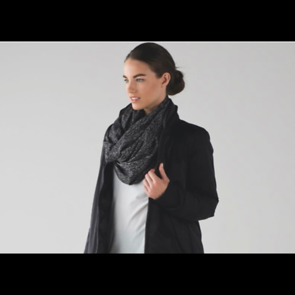 Lululemon Vinyasa Poncho Scarf 🧣 - Picture 3 of 7